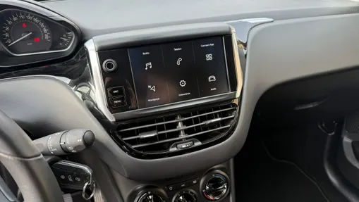 PEUGEOT 208 -