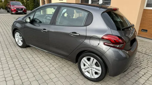 PEUGEOT 208 -