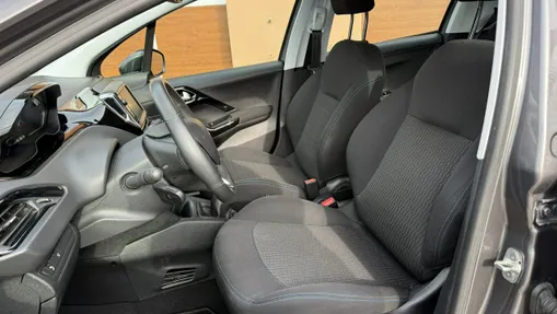 PEUGEOT 208 -