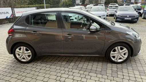 PEUGEOT 208 -