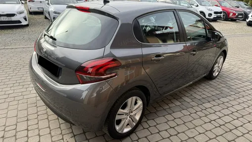 PEUGEOT 208 -
