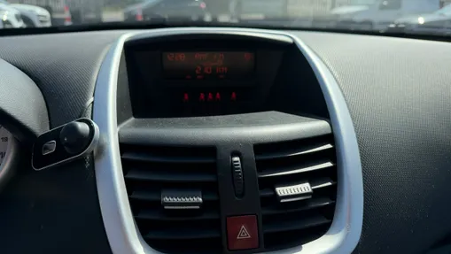PEUGEOT 207 -