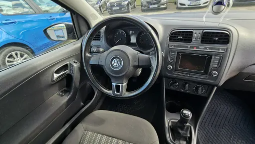 VOLKSWAGEN Polo -