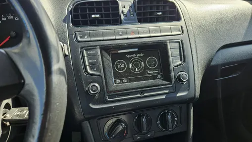 VOLKSWAGEN Polo -