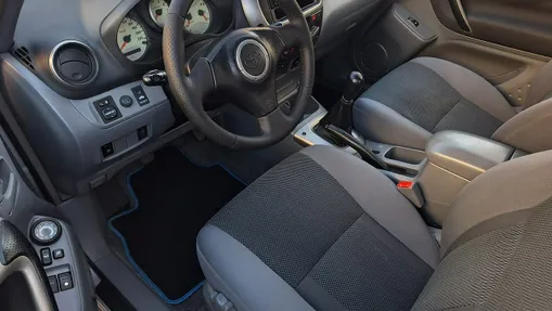 TOYOTA RAV4 -