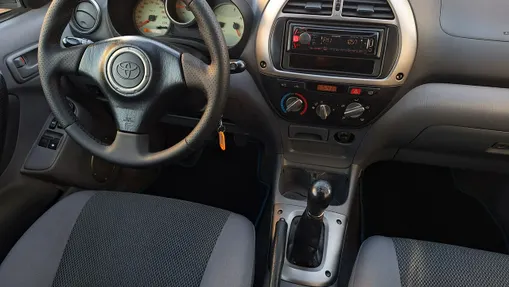 TOYOTA RAV4 -