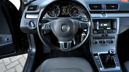 VOLKSWAGEN Passat -