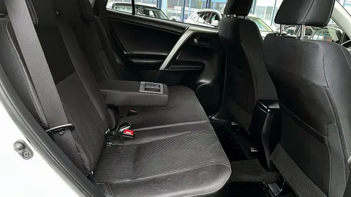 TOYOTA RAV4 -