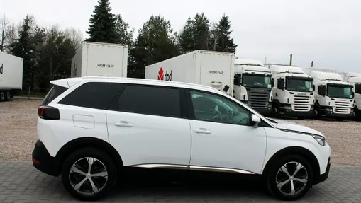 PEUGEOT 5008 -