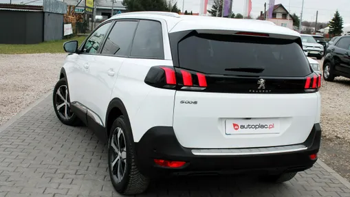 PEUGEOT 5008 -