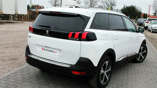PEUGEOT 5008 -