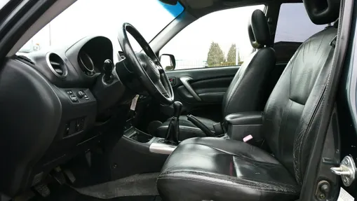 TOYOTA RAV4 -