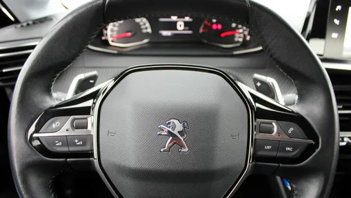 PEUGEOT 208 -