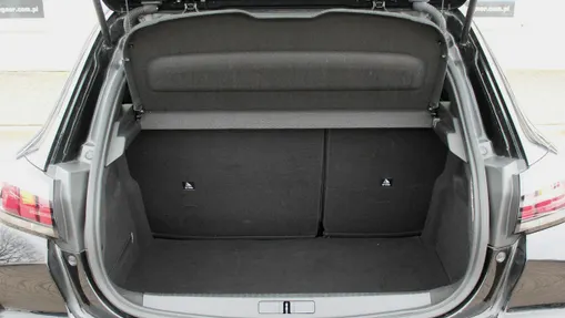 PEUGEOT 208 -