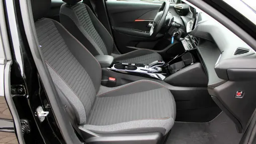 PEUGEOT 208 -