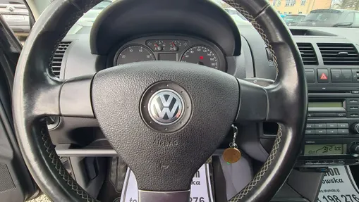 VOLKSWAGEN Polo -