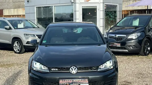 VOLKSWAGEN Golf -