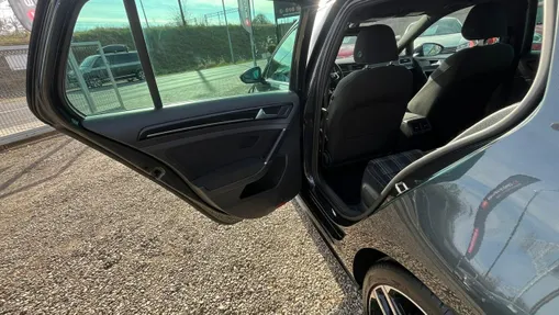 VOLKSWAGEN Golf -