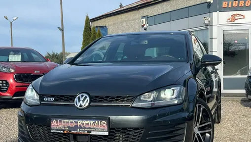 VOLKSWAGEN Golf -