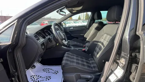 VOLKSWAGEN Golf -
