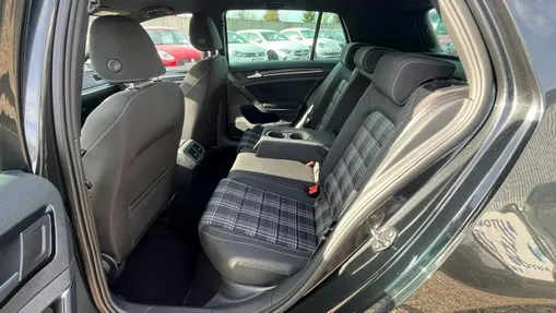 VOLKSWAGEN Golf -