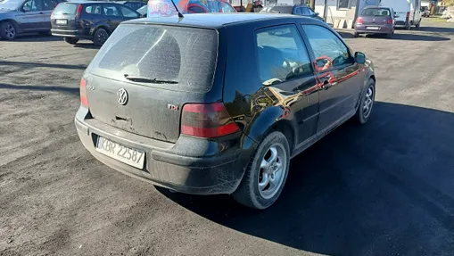 VOLKSWAGEN Golf -