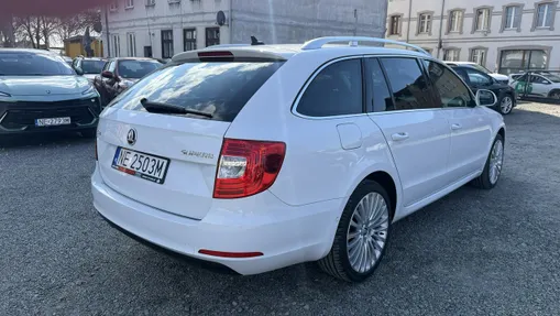 SKODA Superb -