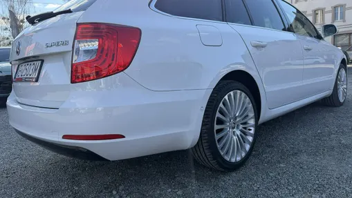 SKODA Superb -