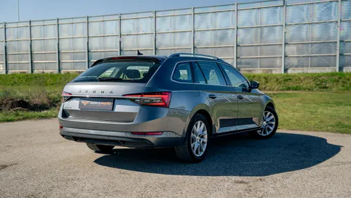 SKODA Superb -