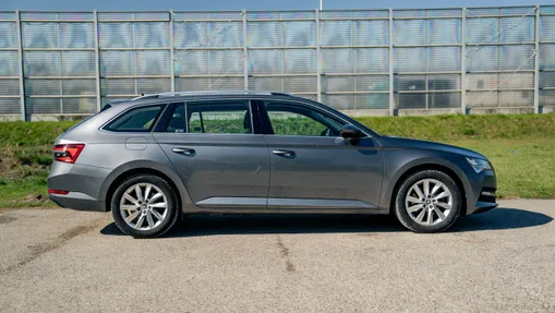 SKODA Superb -