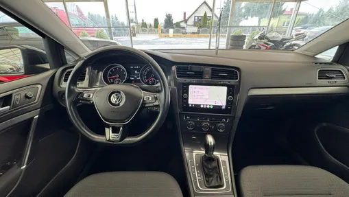 VOLKSWAGEN Golf -