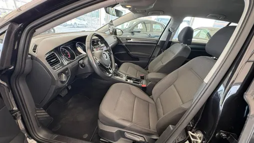 VOLKSWAGEN Golf -