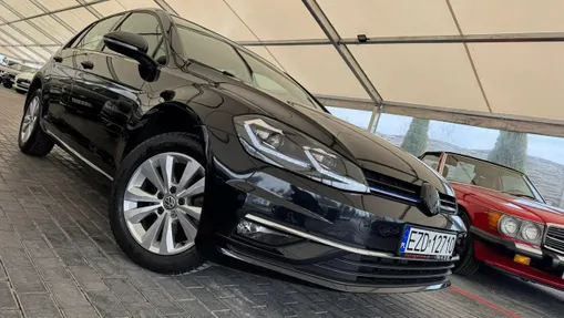 VOLKSWAGEN Golf -