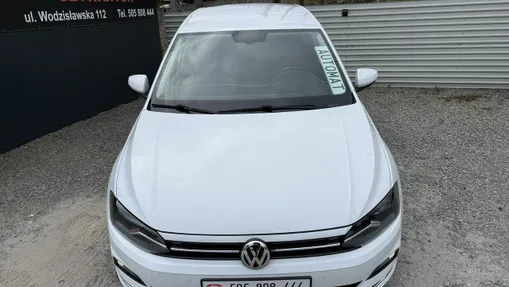 VOLKSWAGEN Polo -