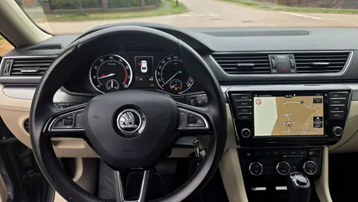 SKODA Superb -