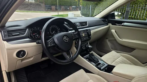 SKODA Superb -