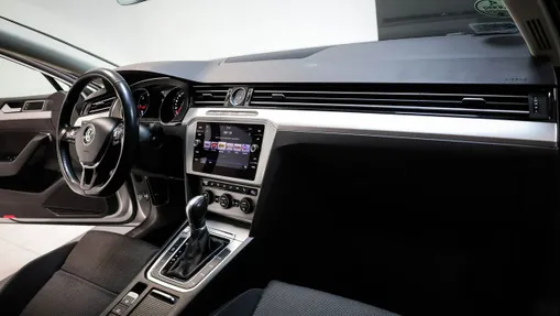 VOLKSWAGEN Passat -