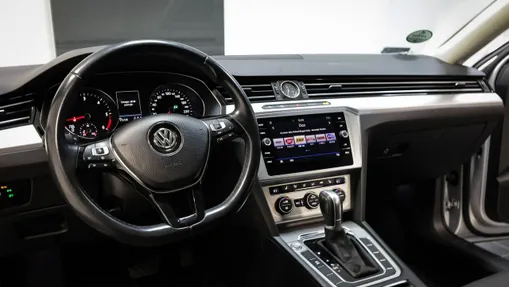 VOLKSWAGEN Passat -