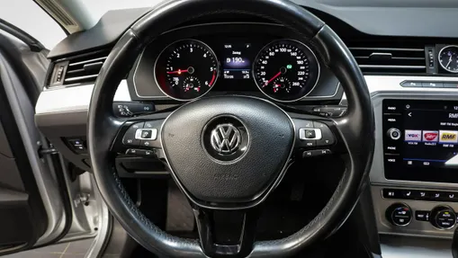 VOLKSWAGEN Passat -