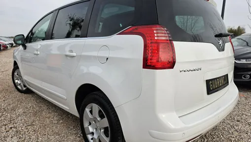 PEUGEOT 5008 -