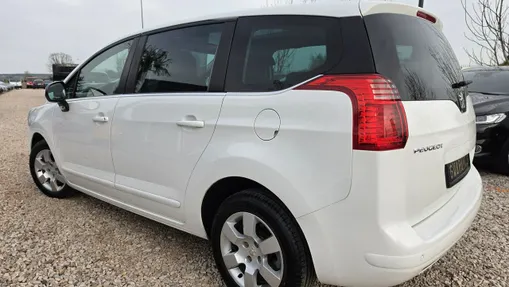 PEUGEOT 5008 -