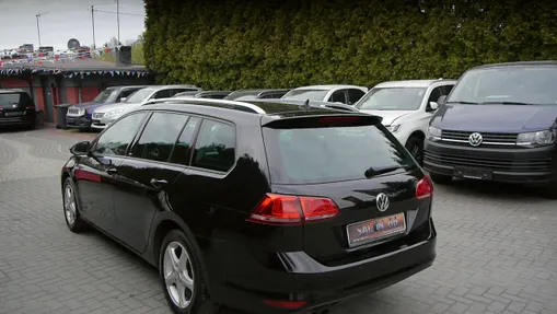 VOLKSWAGEN Golf -