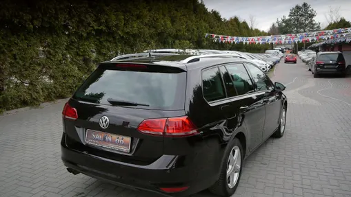 VOLKSWAGEN Golf -