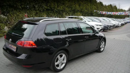 VOLKSWAGEN Golf -