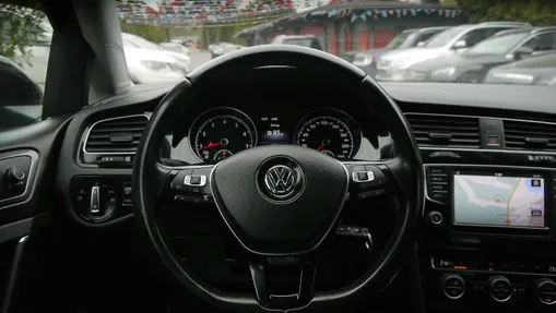 VOLKSWAGEN Golf -