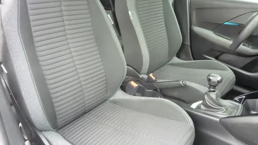 PEUGEOT 208 -
