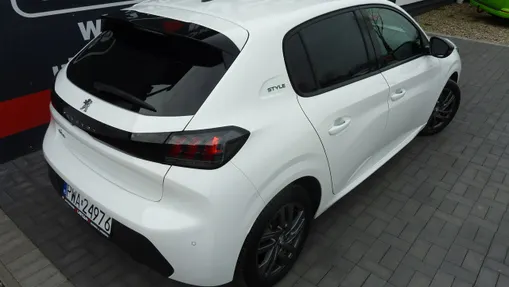 PEUGEOT 208 -