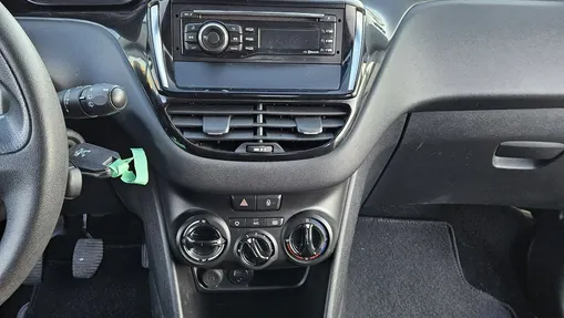 PEUGEOT 208 -