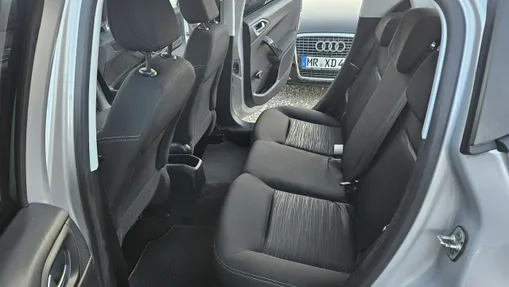 PEUGEOT 208 -