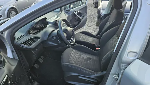PEUGEOT 208 -